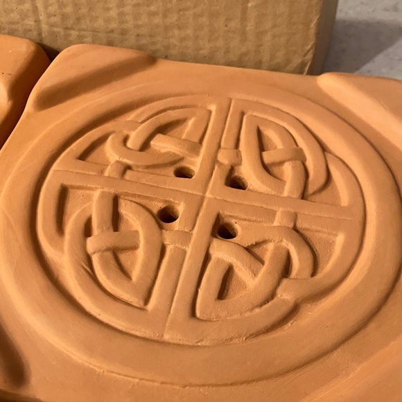 Gardener's Supply Company Microwave Flower Press Kit - Terracotta Tiles 4lb box - Picture 4 of 8